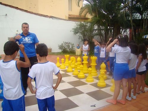 Tabuleiro de xadrez gigante encanta crianças durante Olimpíadas Escolares